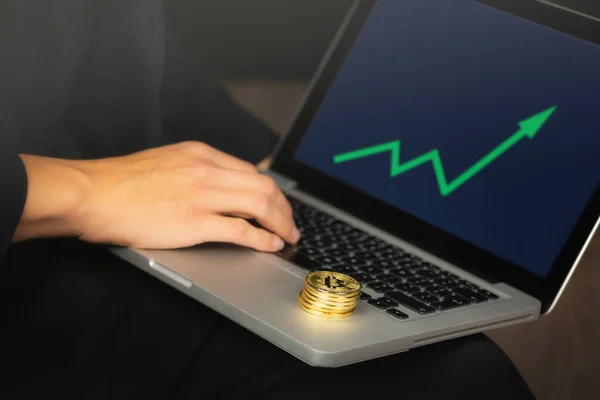 Zakenman op laptop met bitcoin munten — Stockfoto