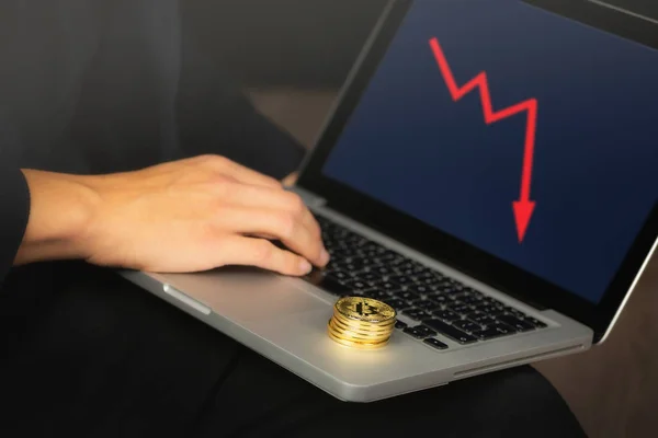 Biznesmen na laptopie z monety bitcoin — Zdjęcie stockowe