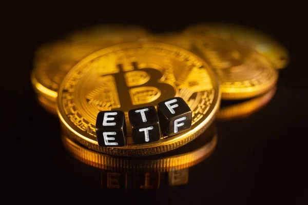 Bitcoin Etf ve sikkeler üzerinde siyah yansıma ile