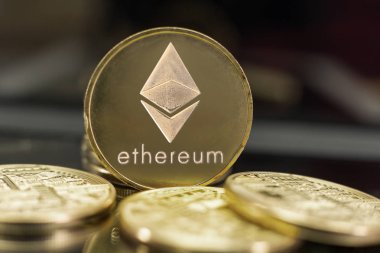 Ethereum sikke koyu arka plan üzerinde