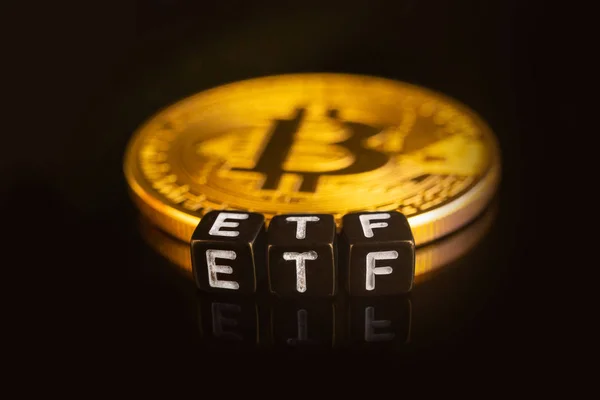 Bitcoin Etf ve sikkeler üzerinde siyah yansıma ile