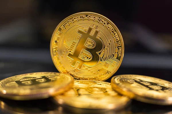 Monete Bitcoin su sfondo scuro — Foto Stock