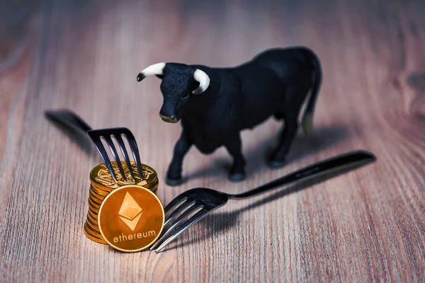 Ethereum mince s postavou býka — Stock fotografie