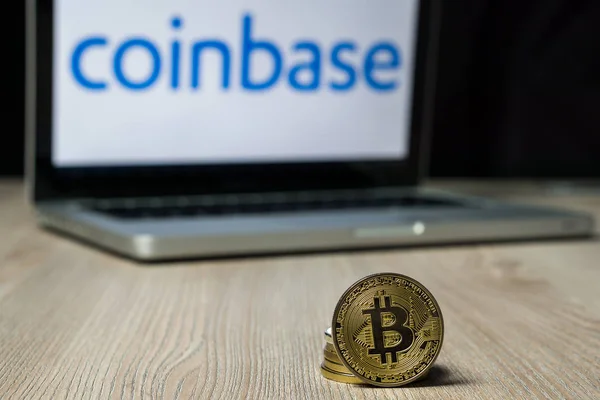 Nahaufnahme einer Bitcoin-Münze mit dem Coinbase-Logo auf einem Laptop-Bildschirm hinter der Münze — Stockbild Bitcoin Coin mit dem Coinbase Exchange Logo auf einem Laptop-Bildschirm, Slowenien - 23. Dezember 2018 — Stockfoto