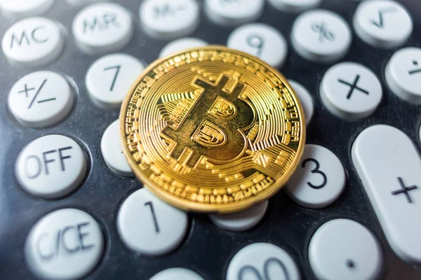 Bitcoin pièce sur une calculatrice — Photo