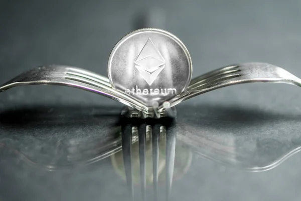 Ethereum cryptocurreny mince mezi vidlice s odraz, pevné vidlice — Stock fotografie