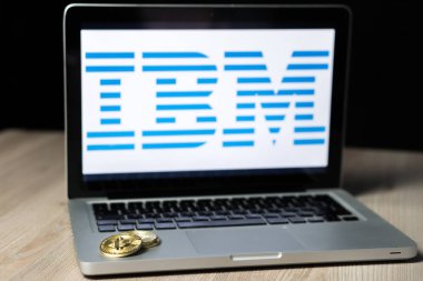 Bitcoin madeni para ile bir dizüstü bilgisayar ekranında, Slovenya - 23 Aralık 2018 IBM logosu