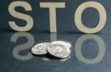 Güvenlik belirteci sunan Sto işareti ile ahşap mektup ve gümüş sikke önünde, Ethereum kavramı