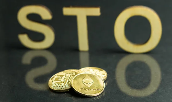 Güvenlik belirteci sunan Sto işareti ile ahşap mektup ve altın önünde, Ethereum kavramı