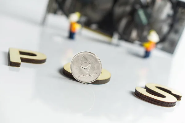 Ethereum-Kryptowährung wechselt vom Pow-GPu-Mining zu Pos, POS-Zeichen mit Grafikkarte im Hintergrund — Stockbild Ethereum-Kryptowährung wechselt von pow, gpu mining zu pos, pos sign mit Grafikkarte und Figuren im Hintergrund — Stockfoto