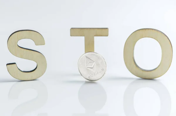 Security Token aanbieden van Sto bord met houten letters en zilveren munt van de Ethereum, Ethereum concept op witte achtergrond — Stockfoto