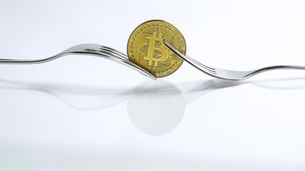 Geser zoom dalam shot dari konsep fork Bitcoin di latar belakang putih dengan refleksi — Stok Video