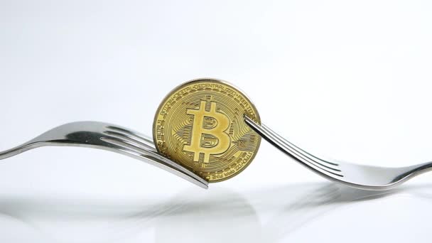 Bitcoin Gaffel Konceptet Belysta Vit Bakgrund Med Reflektion — Stockvideo