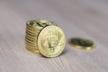 Bitcoins keskin odak kamera karşı karşıya tek yazı tura ile yığını
