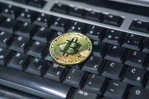 Hintergrund mit Bitcoin auf der Computertastatur — Stockfoto