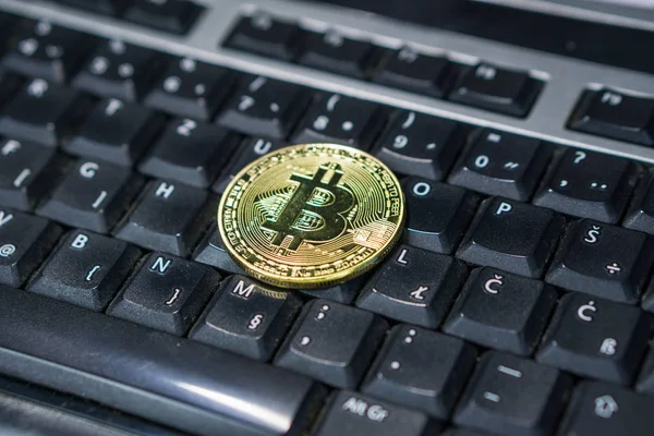 Arrière-plan avec Bitcoin sur le clavier de l'ordinateur — Photo