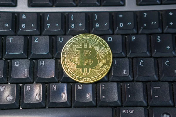 Hintergrund mit Bitcoin auf der Computertastatur — Stockfoto