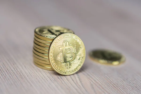 Stapel von Bitcoins mit einer einzigen Münze, die scharf fokussiert in die Kamera blickt — Stockfoto