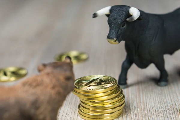 Cryptocurrency Bitcoin prijs met bull en bear trend concept — Stockfoto