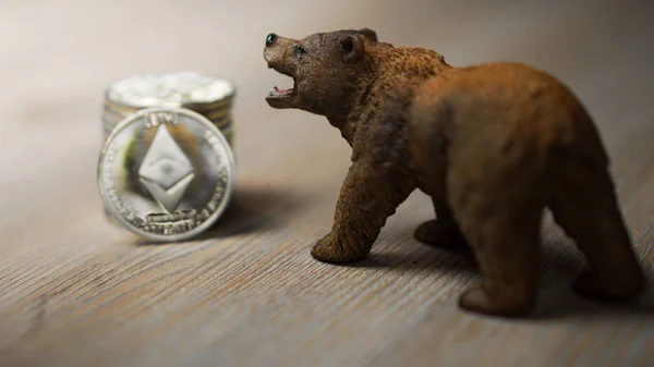 Oso con plata etéreo criptomoneda. Mercado de osos Wall Street Concepto financiero . — Foto de Stock