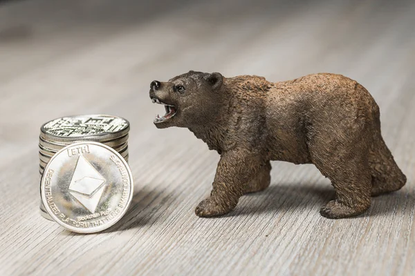 Bear med Silver Ethereum kryptovaluta. Bära marknaden Wall Street finansiella begrepp. — Stockfoto