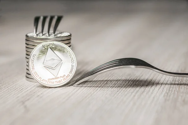 Ethereum obteniendo un nuevo cambio de tenedor duro, moneda de plata critomoneda física con tenedor, concepto de cadena de bloques — Foto de Stock