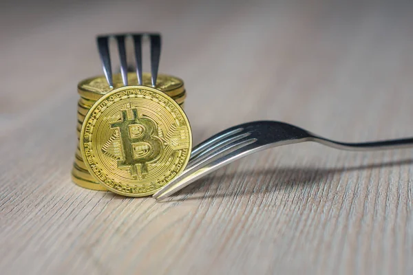 Bitcoin bekommt neue Festgabel Wechselgeld, physische goldene Kryptowährung Münze mit Gabel, Blockchain-Konzept — Stockfoto