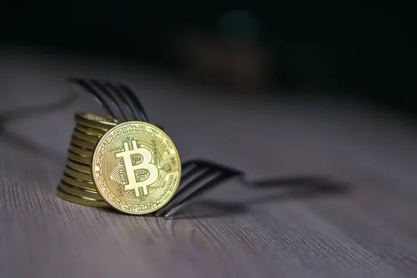 Bitcoin bekommt neue Festgabel Wechselgeld, physische goldene Kryptowährung Münze mit Gabel, Blockchain-Konzept — Stockfoto