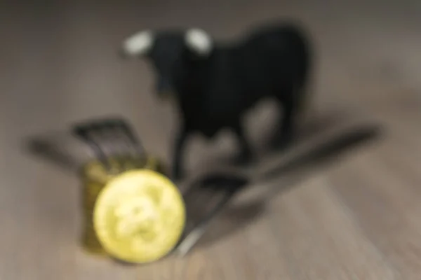 Bitcoin krijgt nieuwe vaste vork verandering, fysieke gouden munt van de Crytocurrency met vork en bull ernaast in vervagen — Stockfoto