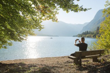 Telefon kamera çekimi resmi güzel göl, yaz aylarında tatil yolculuk zevk erkek olan çekici Turizm