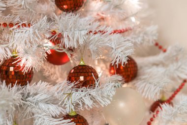 Güzel dekore edilmiş kırmızı ampul ve ışıklar ile beyaz Noel ağacı