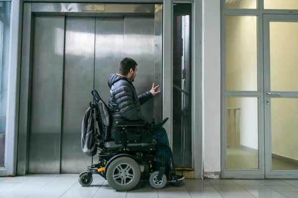 Hombre discapacitado en silla de ruedas esperando ascensor —  Fotos de Stock