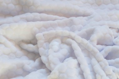 Portre fotoğraf yumuşak, kabarık uyku beyaz battaniye