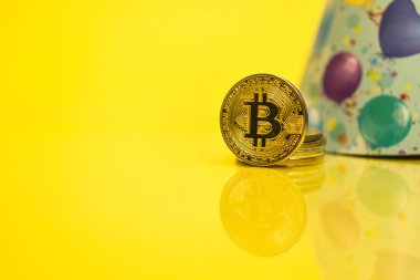 Doğum günü - sarı kopya alanı ile 10 yıl kutlama Bitcoin cryptocurrency