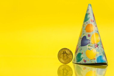 Doğum günü - 10 yıl, sikke arkasında, Doğum günü şapkası sarı kopya alanı ile kutlama Bitcoin cryptocurrency