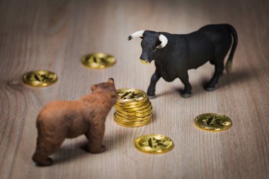 Cryptocurrency bitcoin ayı ve boğa figürleri ahşap bir masaya. Kaba veya boğa piyasası eğilim kavramı