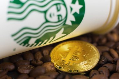 Kahve çekirdekleri ile Starbucks Kupası üzerinde cryptocurrency Bitcoin. Slovenya - 01 Aralık 2018
