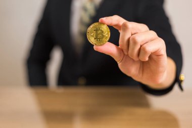 Bitcoin cryptocurrency tutan genç işadamı tüccar.