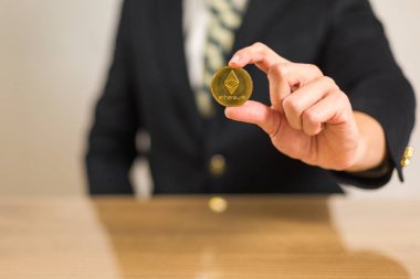 Ethereum cryptocurrency tutan genç işadamı tüccar.