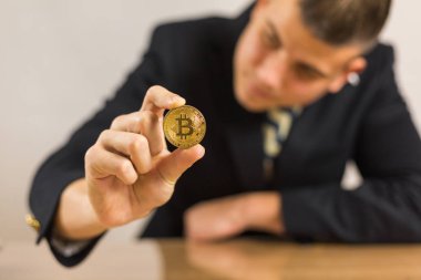 Bitcoin cryptocurrency tutan genç işadamı tüccar.