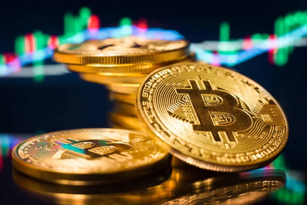 Золотые Монеты Bitcoin Фоне Рыночного Графика — стоковое фото