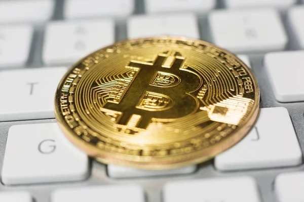 Bitcoin Zlaté Mince Klávesnici Počítače — Stock fotografie