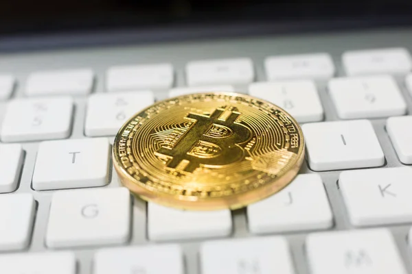 Bitcoin Goldmünze Auf Einer Computertastatur — Stockfoto