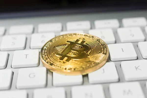 Bitcoin Moneta Oro Una Tastiera Del Computer — Foto Stock