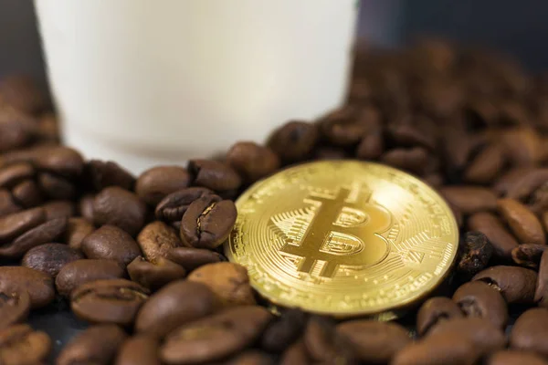 支払いやコーヒーのための交換としてビットコイン Cryptocurrency コイン — ストック写真