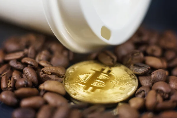 支払いやコーヒーのための交換としてビットコイン Cryptocurrency コイン — ストック写真