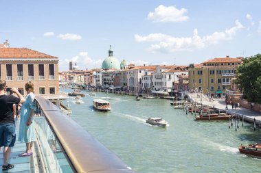Venice, İtalya - 14.8.2017 evleri su Venedik, güzel bir yaz günü İtalya'da tekne