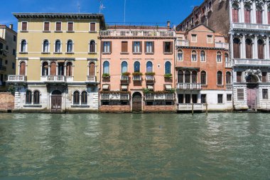 Güneşli bir günde su Venedik, İtalya 14.8.2017 güzel renkli evler