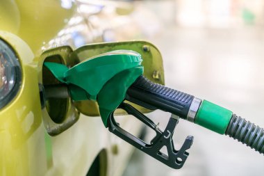 Sarı, altın araba benzin istasyonunda yakıt ile dolu