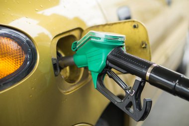 Sarı, altın araba benzin istasyonunda yakıt ile dolu